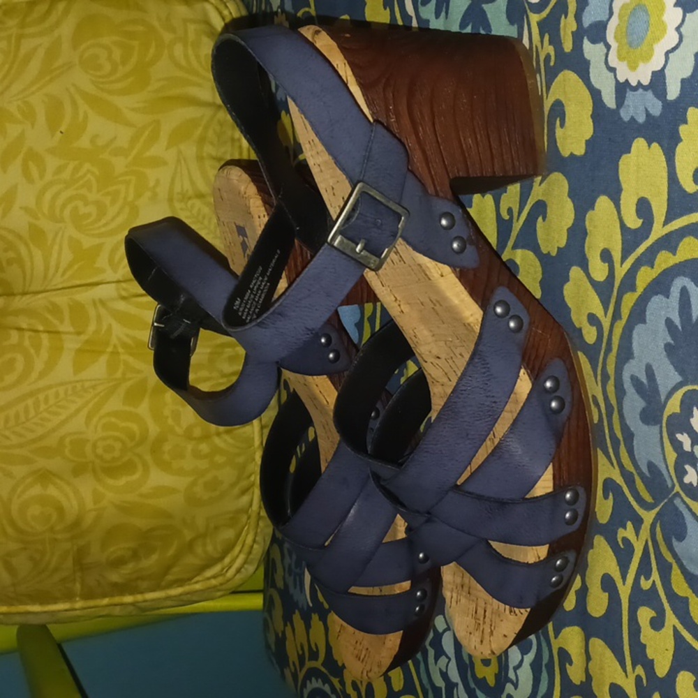 Korks Block Heel Sandals - Picture 3 of 9